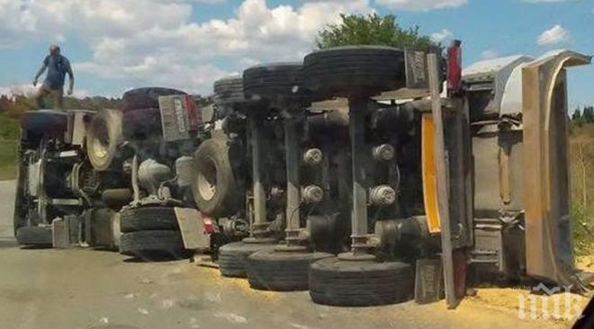 ШОК!  Два камиона се удариха челно на пътя Добрич-Варна! Шофьорите загинаха на място 