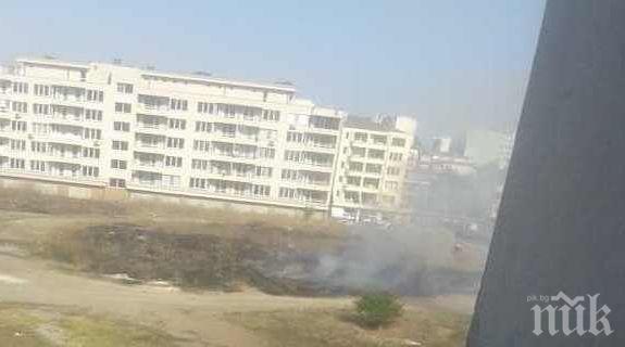 ОТ ПОСЛЕДНИТЕ МИНУТИ! Циганската махала в бургаския жк Меден Рудник пламна