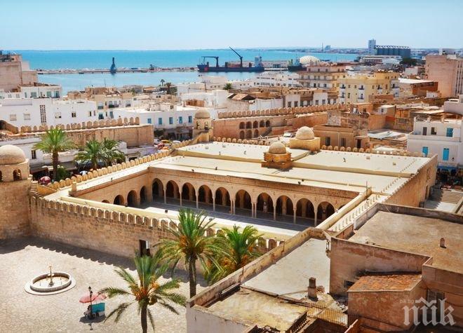 В Тунис отложиха първите местни избори след преврата в страната