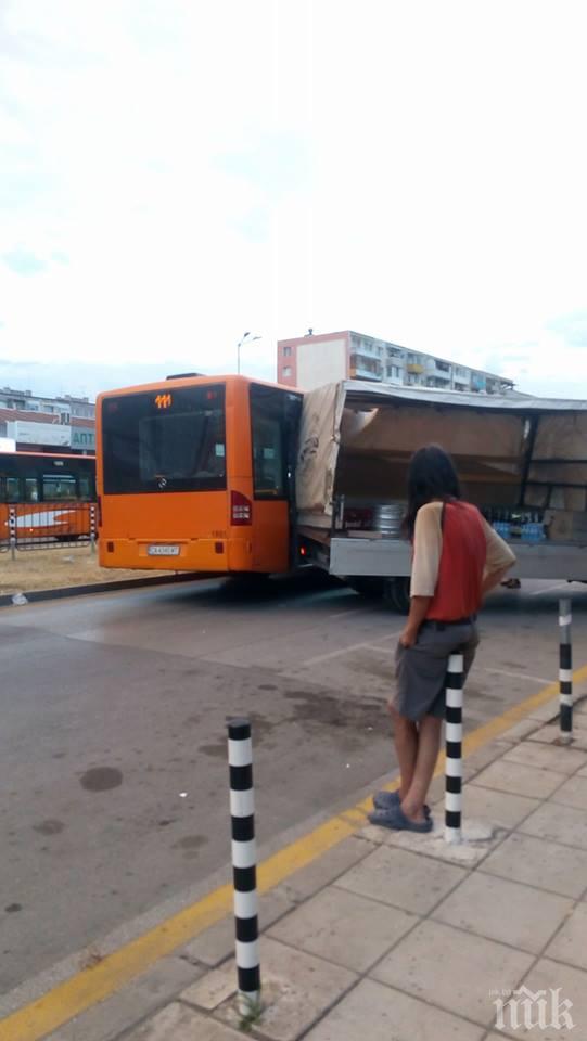Камион се заби в автобус на градския транспорт в София