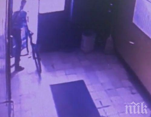 НАГЛЕЦ! Едноок бандит задига скъпо колело, сваля го на ръка от 10-ия етаж