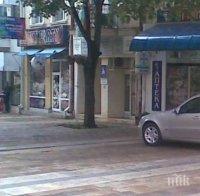 ХИТ! Нагъл, по-нагъл - шофьор от Враца паркира... (СНИМКА)