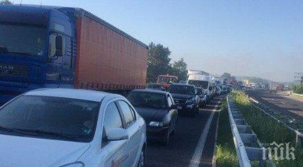 катастрофа образува километрично задръстване тракия