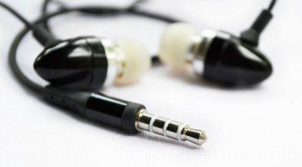 раздават безплатни хендсфри устройства младите шофьори