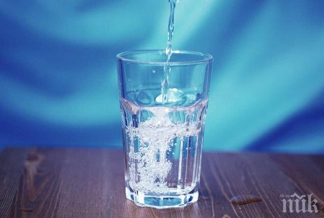Никога повече няма да пиете водата, която е престояла през нощта: Вижте защо и какво всъщност се случва