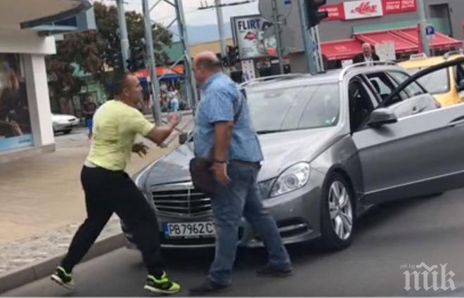 ШОКИРАЩО ВИДЕО! Шофьори си биха шамари насред Пловдив