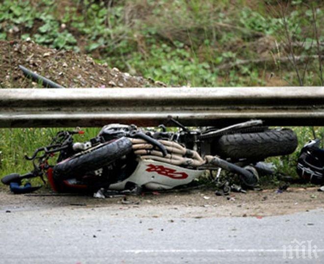 Кърваво меле! Моторист загина на място край Бургас, спътникът му бере душа с откъсната ръка