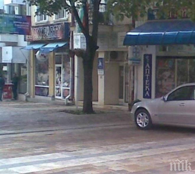 ХИТ! Нагъл, по-нагъл - шофьор от Враца паркира... (СНИМКА)