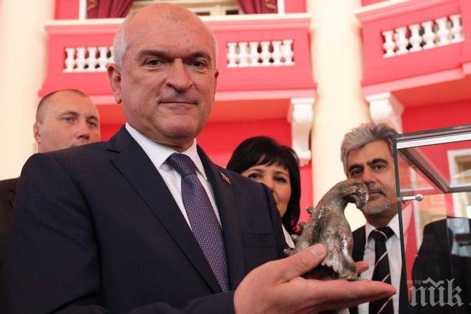 Красота! Главчев се влюби в орела на хан Аспарух (СНИМКИ)