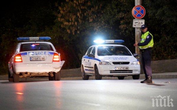 КАРЪК! Таксиметров шофьор се тресна в патрулка