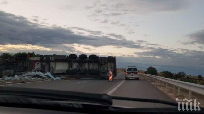 ОТ ПОСЛЕДНИТЕ МИНУТИ! Жестока катастрофа на магистрала Марица! Помляха се тир и кола, тежкият камион е запречил и двете платна
