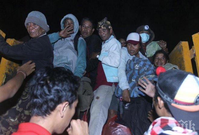 Евакуация! Над 34 000 души напуснаха района на действащия вулкан Агунг в Индонезия