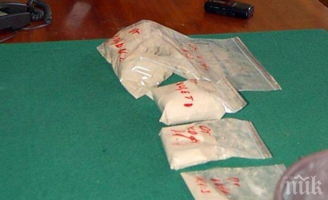 Пласьор разсипа дрога върху патрулка, мъчил се да се отърве от наркотиците