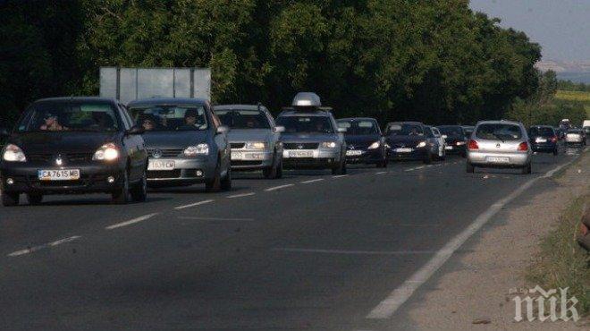 Километрично задръстване на магистрала Хемус в посока Варна! Колоната започва на 3 км преди тунел Ечемишка