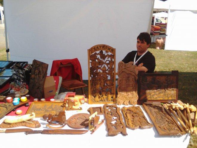 Самобитен майстор от Северозапада вае Левски от дърво, герои на Радичков оживяват на 3D