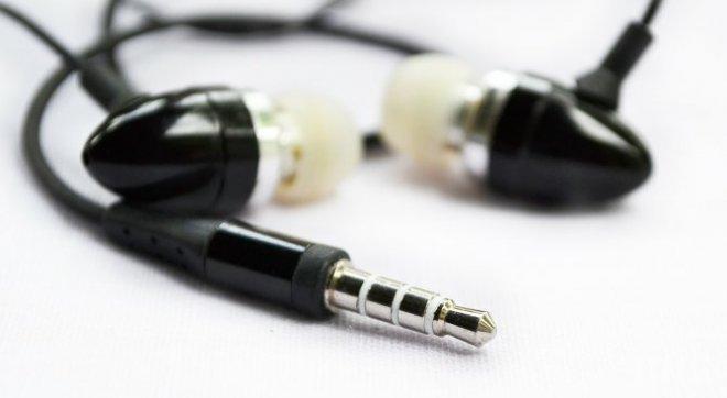 Раздават безплатни хендсфри устройства на младите шофьори