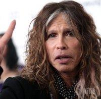 Фронтменът на „Аеросмит” Стивън Тайлър е зле! Групата отмени 4 концерта 