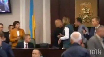 луд екшън парламента киев депутат нокаутира колега видео