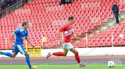 юноша цска акостира лаута