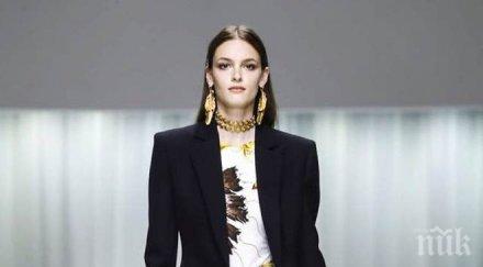 наша моделка дефилира версаче милано снимка