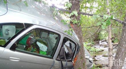 кола излетя пътя симитли банско снимка