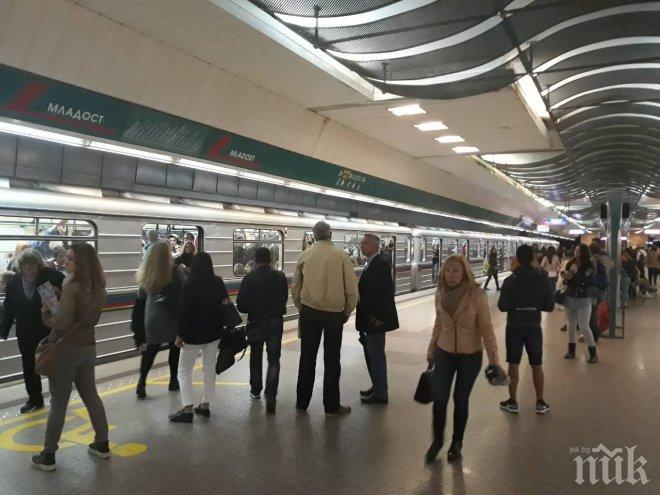 ЕКСКЛУЗИВНО И САМО В ПИК! Шаш и паника в София - хората не знаят защо метрото спря! Влаковете са замръзнали от 20 минути на станция Сердика