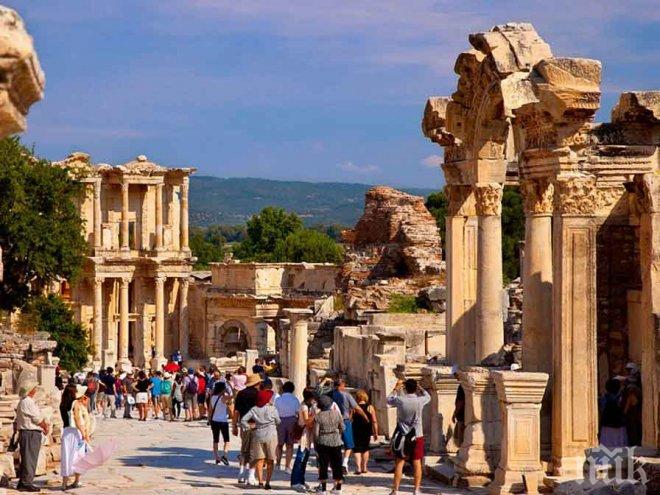 ГОЛЯМА КРИЗА! Турският туризъм ще се възстановява с години