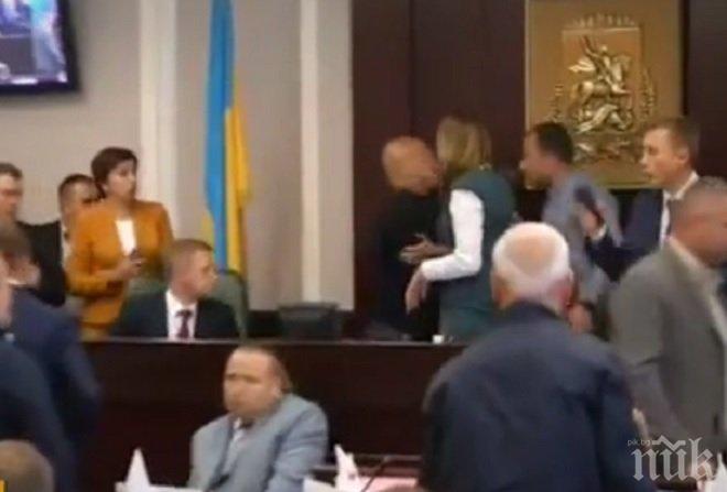 Луд екшън в парламента в Киев! Депутат нокаутира колега (ВИДЕО)