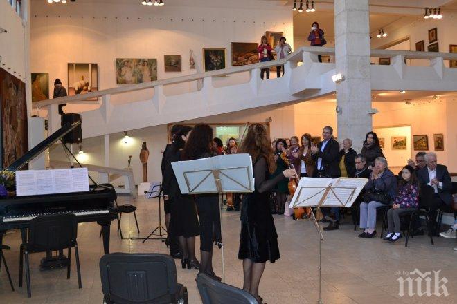 Лютиери от цял свят се събират в Казанлък