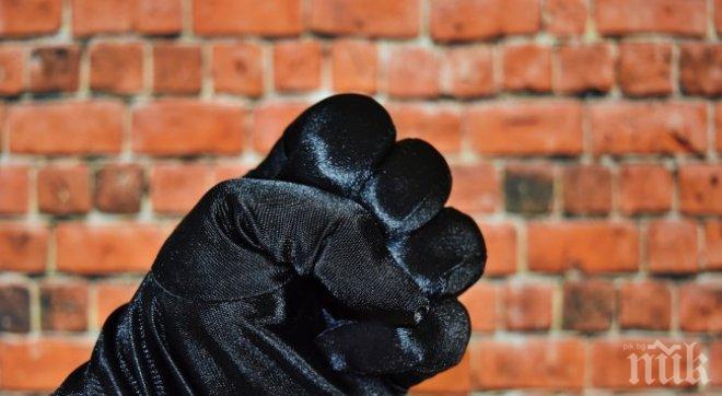 19-годишен смаза от бой възрастен мъж