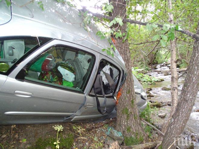Кола излетя от пътя Симитли-Банско (СНИМКА)