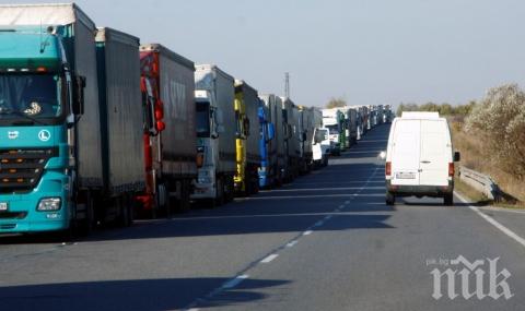 По 3 км колони от изчакващи камиони на Капитан Андреево и Лесово