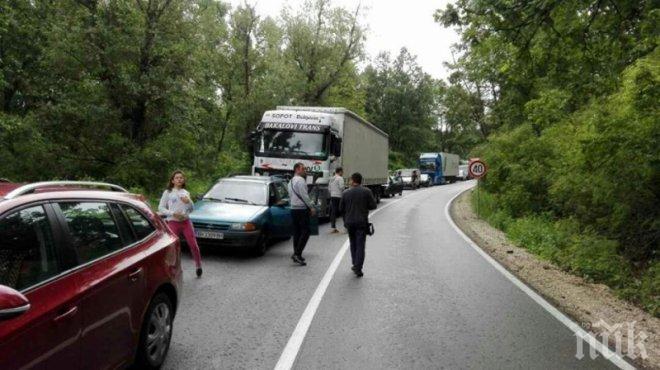 ТАПА! Камион почти блокира пътя Монтана-Видин, минава се бавно  