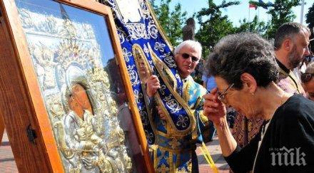 разградчани стекоха помолят чудотворната икона света богородица