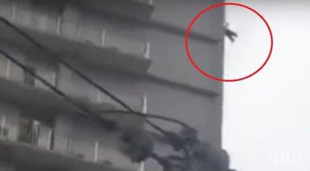 китаец иска избяга хотел без плати увисна кабелите видео