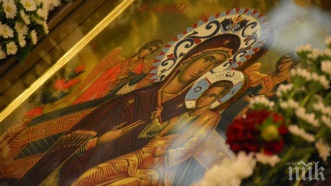 Копие на чудотворна икона пристигна в Св. Александър Невски