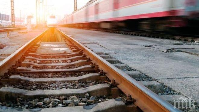 Влак помете кола на жп прелез, пострадали са двама мъже