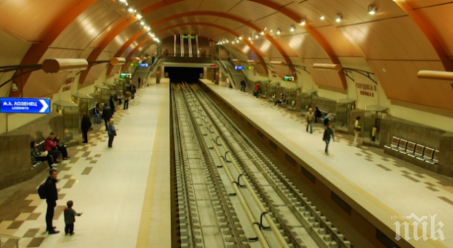 Паниката в метрото заради врата на влакчето