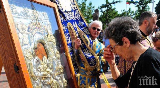 Разградчани се стекоха да се помолят пред Чудотворната икона на Света Богородица