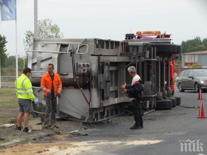 Камион разпиля тонове слънчоглед край Пловдив, по чудо не се стигна до голяма трагедия