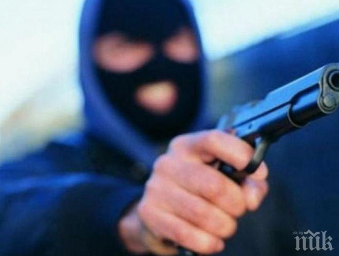 Екшън! Четирима бандити откраднаха над 270 000 долара от най-голямата банка в Мексико