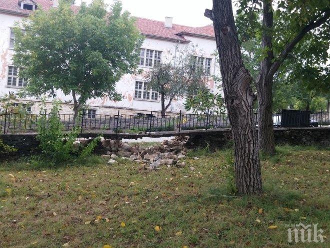 МРЪСНА ГАЗ: Джигит се заби в църковна ограда