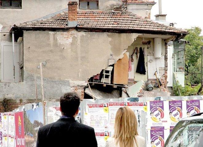 Срути се стара къща в Пловдив! Издирват се собствениците 