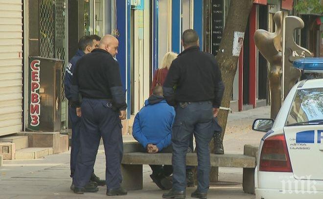 ЕКШЪН В ЦЕНТЪРА НА СОФИЯ! Младежи крадат продукти от супермаркет, заплашват охранител с нож