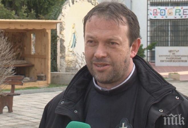 Отец Паоло, приютил сирийци в католическа църква, се върна в Белене