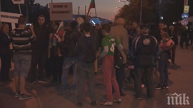 Жителите на Красна поляна на пореден протест заради гето