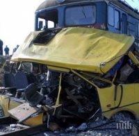 Страшна касапница! 19 загинаха при сблъсък между автобус и влак в Русия