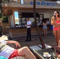 ШАШ! След атентата във Вегас, Доналд Тръмп на селфи тур в Турция! Вижте го как позира с тениска на Путин (СНИМКИ)