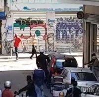 Трилър в центъра на Атина! Полугол мъж извади пистолет