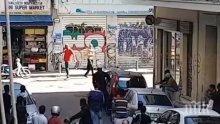 Трилър в центъра на Атина! Полугол мъж извади пистолет